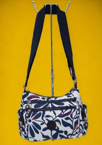 Geanta de umar femei R522, material rezistent, curea reglabila, buzunare laterale cu fermoar, 27x20x10cm