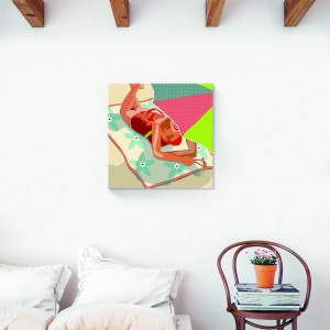 Tablou decorativ femeie plajă cu minge pe nisip pe canvas
