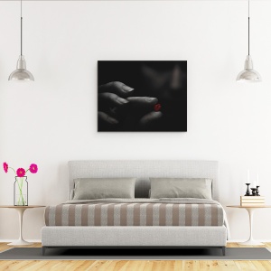 Tablou canvas - Inima Rosie Franta In Mainile Fetei Capricioase, Femeie, Intuneric, 60 x 75 cm - Img 3