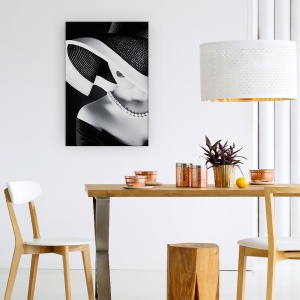 Tablou Canvas - La Femme Au Chapeau, Alb-Negru, Palarie, Buze3, Gura, Colier, 80 x 120 cm - Img 4