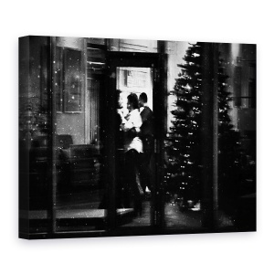 Tablou canvas - Craciunul Trecut, Danseaza, Imbratisare, Ninge, Fereastra, 50 x 70 cm