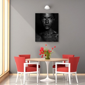 Tablou canvas - Fata Neagra, Alb-Negru, Nisip, Praf, Portret, 60 x 75 cm - Img 4
