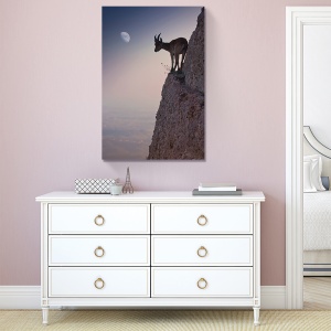 Tablou decorativ canvas cu capră la apus pe fundal montan