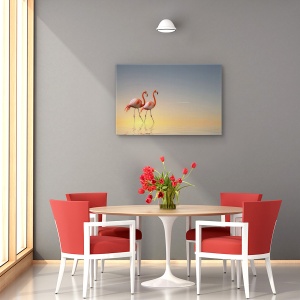 Tablou decorativ flamingo pe canvas cu flori delicate și nuanțe roșii