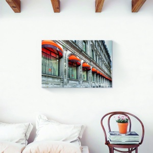 Tablou decorativ modern living cu scenă urbană – stradă, clădiri și hotel pe canvas