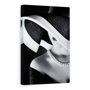 Tablou Canvas - La Femme Au Chapeau, Alb-Negru, Palarie, Buze3, Gura, Colier, 80 x 120 cm