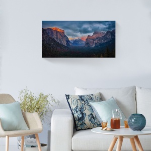 Tablou canvas natură cu munți și pădure la apus