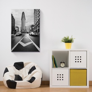 Tablou decorativ canvas modern alb-negru cu taxi în decor urban