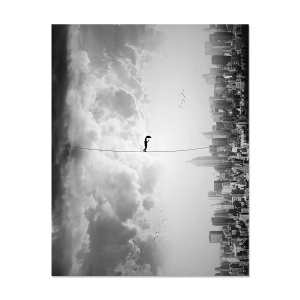 Tablou Canvas - Trecere, Traversare, Barbat, Umbrela, Nori, Oras, Alb/Negru, 80 x 100 cm
