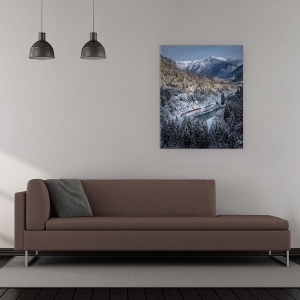 Tablou canvas - Un Tren Mic Si Rosu, Iarna, Munti, Zapada, Rau, 60 x 75 cm - Img 2