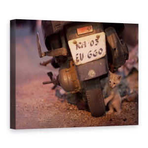 Tablou canvas - Jucandu-Te De-A V-Ati Ascunselea, Strada, Pisica, Motocicleta, 50 x 70 cm