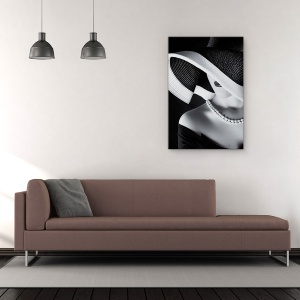 Tablou Canvas - La Femme Au Chapeau, Alb-Negru, Palarie, Buze3, Gura, Colier, 80 x 120 cm - Img 2