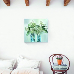 Tablou decorativ floral canvas 60x60 cm cu flori în vază albă