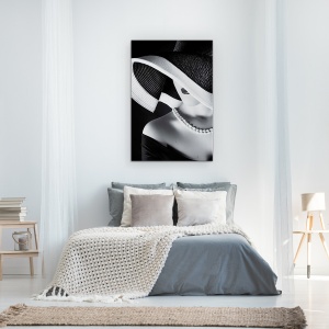 Tablou Canvas - La Femme Au Chapeau, Alb-Negru, Palarie, Buze3, Gura, Colier, 80 x 120 cm - Img 3