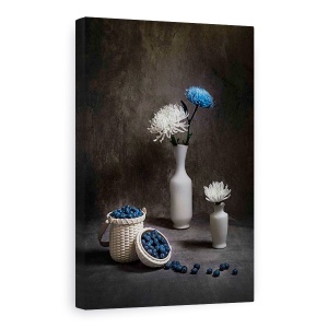 Tablou Canvas - Natura Statica Cu Afine, Flori, Albastru, Coacaze, Alb, Vaza, 60 x 90 cm