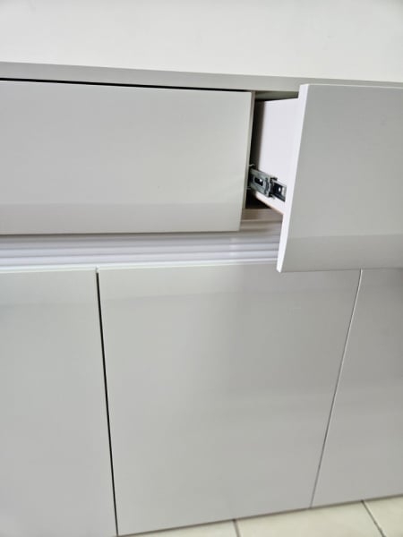 Comoda Bodena, 3 Usi 2 Sertare, Casmir/Alb