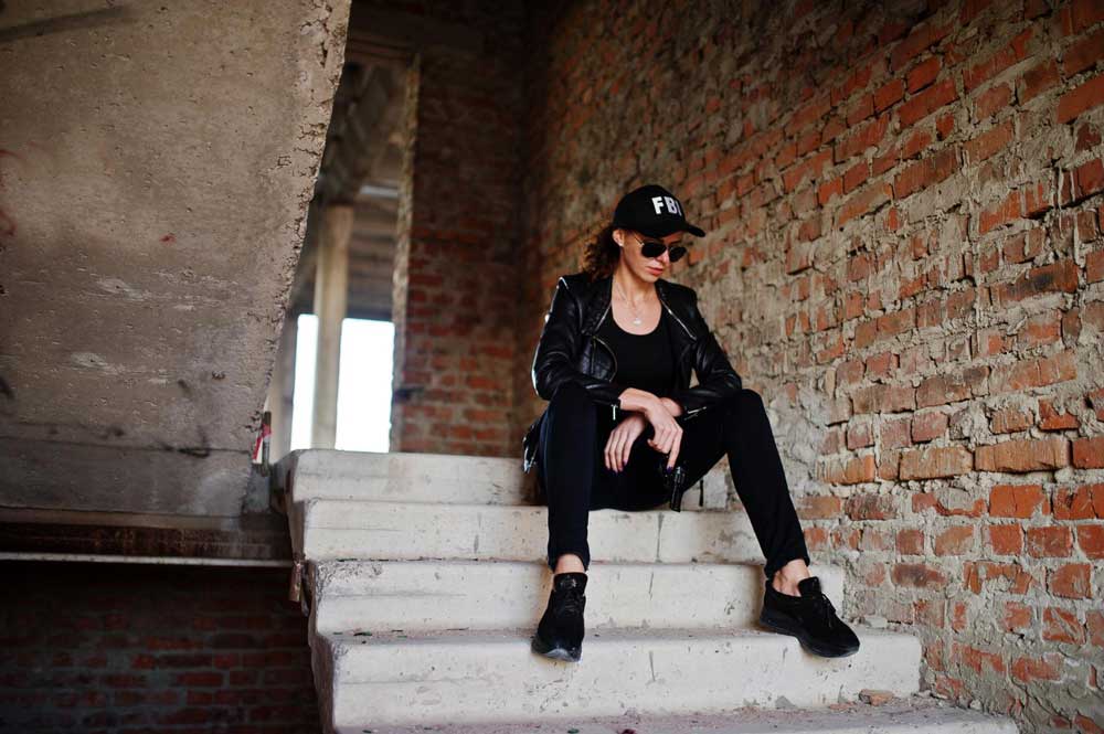 Moda pas cu pas, cum să creezi un look modern doar cu o pereche adidași negri
