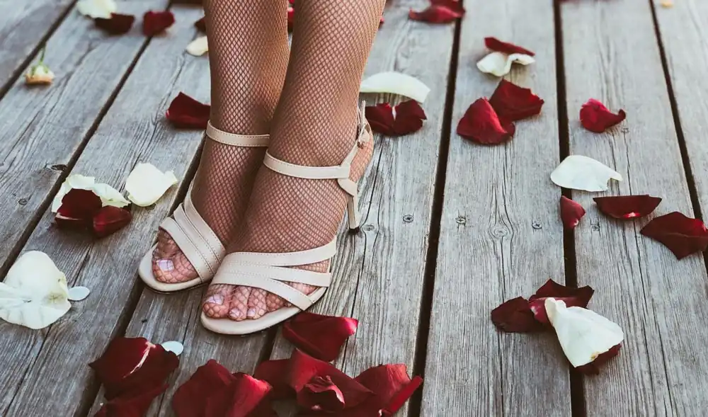 Tendințele acestui sezon: cum au devenit sandalele elegante și sandalele cu talpă joasă must-have-uri