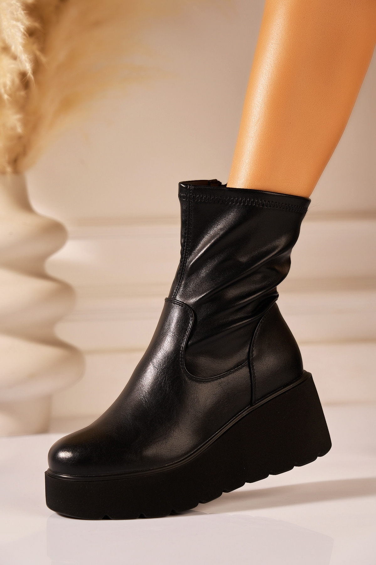 Ghete dama cu platforma Negre din Piele Ecologica Yashay