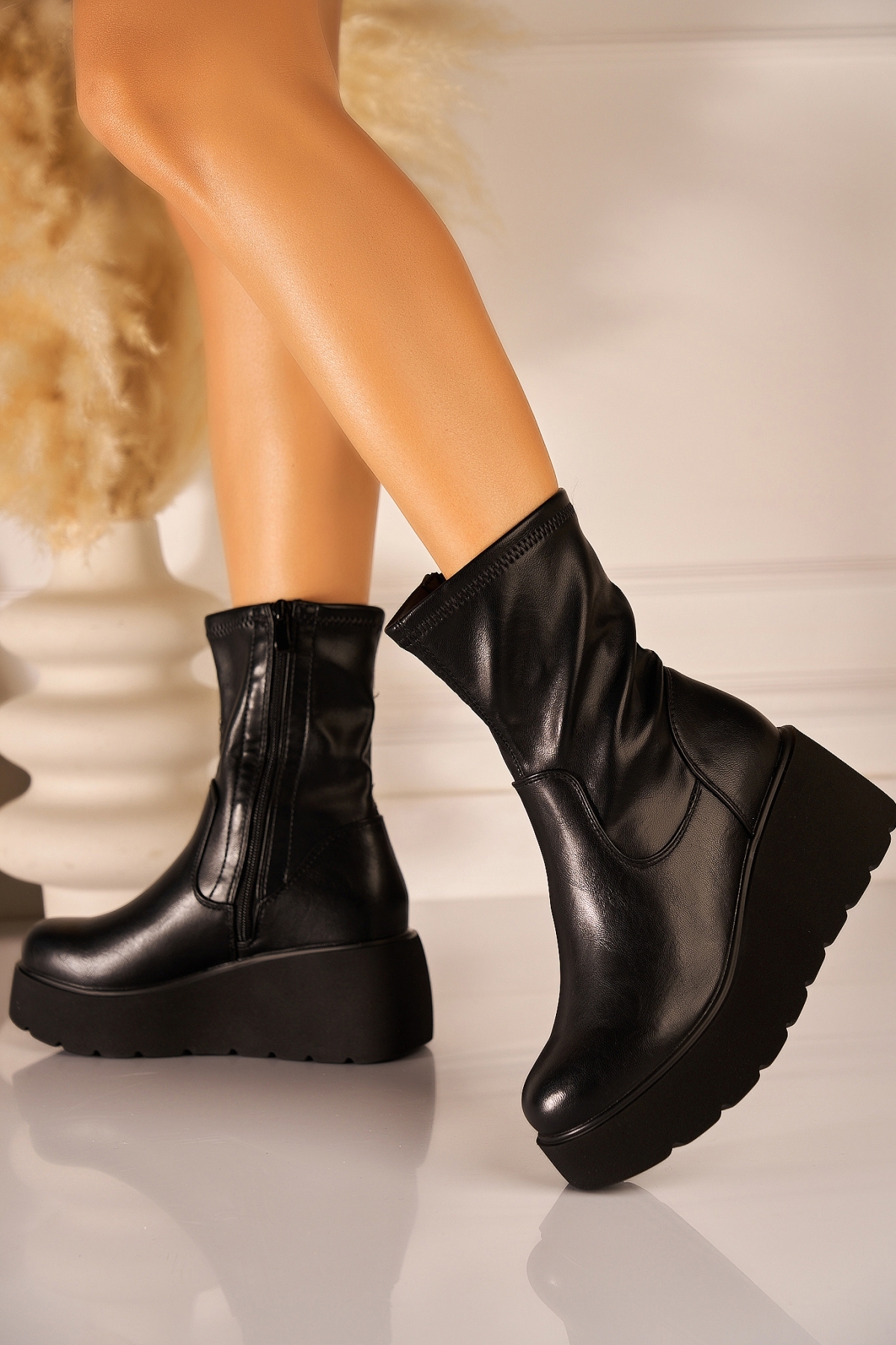 Ghete dama cu platforma Negre din Piele Ecologica Yashay - 1 | YEO