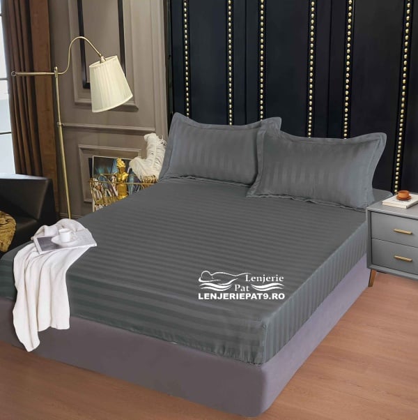Husă Pat Elastic Damasc 160x200, 3 Piese – Model Gri Închis cu Dungi Satinate