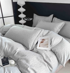 Lenjerie de Pat Gri cu Trandafiri – 6 Piese Bumbac Finet Premium, Cearșaf cu Elastic 230x250 cm, Husă cu Fermoar, Fețe Pernă 70x70 și 55x80 cm - Img 1