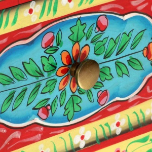 Noptieră pictată manual, 40 x 30 x 50 cm, lemn masiv de mango - Img 3
