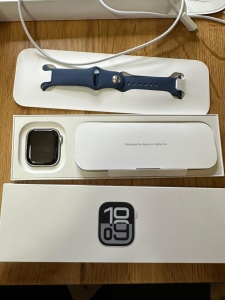 Apple Watch 10 GPS, Carcasa Jet Black Aluminium Case 42mm, Silver Denim Sport Band - S/M, RESIGILAT, GRAD B, GARANTIE 12 LUNI - Img 3