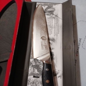 Orient Origin Series cutit profesional bucatar Damasc, otel japonez AUS-10 61HRC, 23cm, 67 straturi otel Damasc, unghi 7-13°, maner G10, negru - Verificat A · Re-Bloom - Img 5