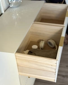 Produs Resigilat Comoda Re-Bloom Walcott, 6 sertare, MDF/paulownia/fier, 108x40x89 cm, alb/auriu - Verificat A - Img 3