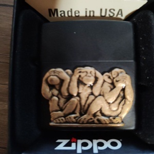Bricheta Zippo Black Matte Emblem Attached Three Monkeys, Resigilat, Grad A - Img 2
