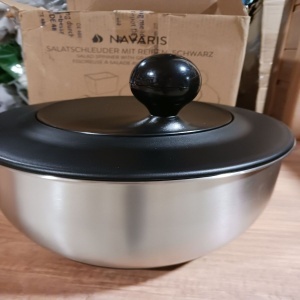 Navaris bol multifunctional cu centrifuga salata, otel inoxidabil 304, 5 discuri interschimbabile razuit/feliat, strecuratoare plastic, baza silicon antiderapanta, argintiu/negru - Verificat A · Re-Bloom - Img 5