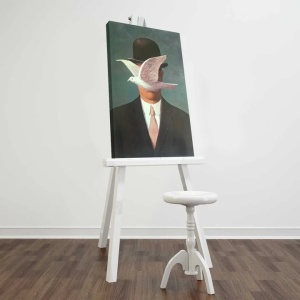 Tablou decorativ canvas Rene Magritte barbat cu palarie, panza piele intoarsa 100%, sasiu lemn 3 cm, 45x70 cm, multicolor - Verificat A · Re-Bloom - Img 2