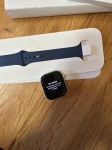 Apple Watch 10 GPS, Carcasa Jet Black Aluminium Case 46mm, Silver Denim Sport Band - S/M, RESIGILAT, GRAD B, GARANTIE 12 LUNI - Img 2