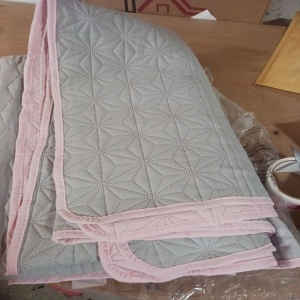 HOMELEVEL cuvertura pat/canapea reversibila, matlasata, poliester, 200x220cm, Roz/Gri - Verificat A · Re-Bloom - Img 6