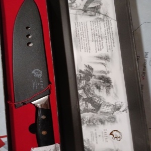 Orient Origin Series cutit profesional bucatar Damasc, otel japonez AUS-10 61HRC, 23cm, 67 straturi otel Damasc, unghi 7-13°, maner G10, negru - Verificat A · Re-Bloom - Img 6