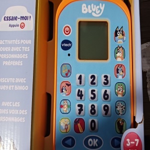 Vtech Bluey smartphone interactiv, ecran animat, 6 activitati, 2 baterii LR03 incluse, 3-7 ani, albastru - Verificat A · Re-Bloom - Img 2