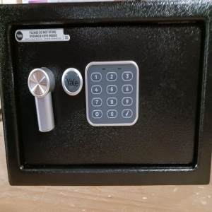 Yale YEC/200/DB2 seif mediu cu alarma 130dB, tastatura electronica PIN 3-8 cifre, 200x310x200mm, 8.6L, 3.6kg, anti-soc, interior mochetat, montare podea/perete, negru - Verificat A · Re-Bloom - Img 2