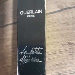 Ruj Guerlain La Petite Robe Noire Fire Bow 42, 2.8 g, Resigilat, Grad A - Img 3