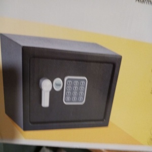Yale YEC/200/DB2 seif mediu cu alarma 130dB, tastatura electronica PIN 3-8 cifre, 200x310x200mm, 8.6L, 3.6kg, anti-soc, interior mochetat, montare podea/perete, negru - Verificat A · Re-Bloom - Img 3