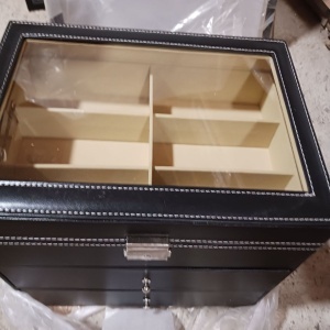 Kurtzy organizator ochelari 18 compartimente, piele ecologica, 33.5x19x22.3cm, 2 sertare x6 + 6 compartimente capac sticla, inchidere clapa, negru/crem - Verificat A · Re-Bloom - Img 2