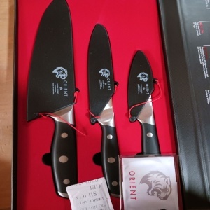 Orient Carbon Series set 3 cutite bucatarie, otel inoxidabil german X50 Ultra+ 56HRC, cutit bucatar 20cm + utilitar 15cm + legume 9.5cm, capace protectie incluse, negru - Verificat A · Re-Bloom - Img 6