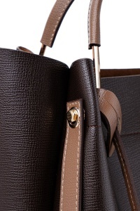 Vince Camuto geanta de umar piele ecologica, 28x32x14 cm, 2 manere + 2 barete fixe, fermoar, portofel interior, detalii aurii, maro inchis - Verificat A · Re-Bloom - Img 4