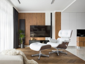 FOTOLIU CONFORTABIL EAMES, CU SUPORT PENTRU PICIOARE, 82 CM, ALB/NUC/CROM, TAPITERIE DIN PIELE SI LEMN SI PICIOARE DIN ALUMINIU, STIL MODERN - Img 1