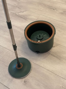 Set Mop Rotativ cu Galeata ZânaCasei Deluxe, Separa Apa Murdara de Cea Curata Consum Redus de apa si detergent, 2 rezerve - Img 6