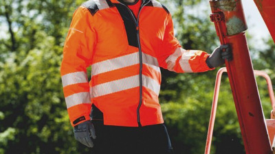 De ce este importanta imbracamintea reflectorizanta in protectia muncii?