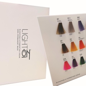 Toner pentru păr blond aplicat pentru neutralizarea reflexelor galbene