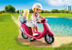 Fata Cu Scooter