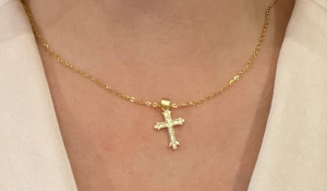 Collar Dorado con Cruz Dorada y con Piedras - ENVÍO GRATIS
