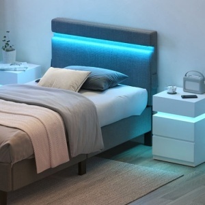 NOA28 - Set 2x Noptiere albe 40x35x55 cm, cu 3 sertare si LED, dormitor - Alb - Img 6